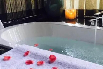 北京西城水疗池中的失重冥想：当身体学会漂浮